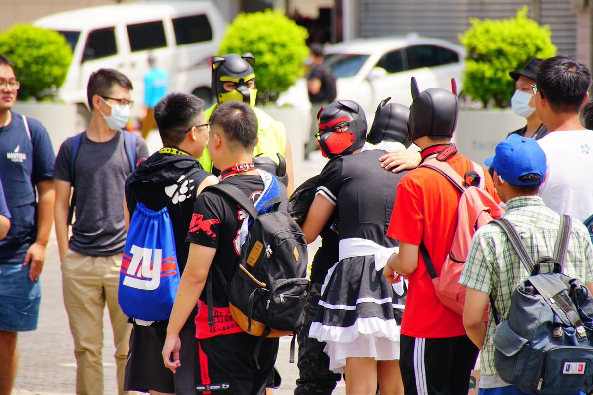 FuFu20200301's tweet photo. 笑得好呆 ，大憨狗

主人在身邊就很開���吧。

#主人很貼心的找遊行照片
#都過多久了才發... https://t.co/hPwFGNFibz