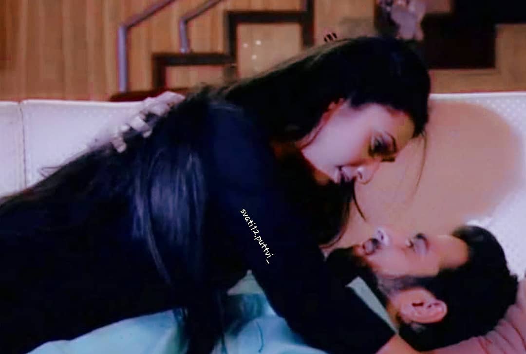 Svati12puttvi's tweet photo. Dil kahin rukta nahi❣not even in hall😍😍😆🤪😆😍😍
#Ishraforever #GoldenIshra 
#yhm #ishra #divan #YehHaiMohabbatein #ishitabhalla #ramanbhalla #raavankumar #madrasan #karanpatel #DivyankaTripathi @iamkaranRpatel @Divyanka_T https://t.co/BYUG7c9IRd