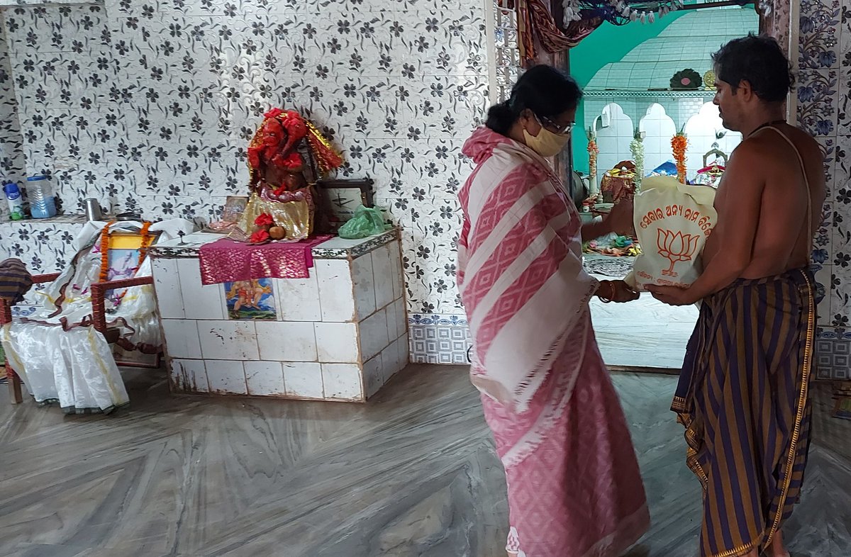 babita_mallick's tweet photo. ଯଶଶ୍ଵି ପ୍ରଧାମନ୍ତ୍ରୀଙ୍କର 70 ତମ ଜନ୍ମ ଦିବସ ଉପଲକ୍ଷେ ବିଂଝାରପୁର ଗୋଷ୍ଠୀ ସ୍ବାସ୍ଥ୍ୟ କେନ୍ଦ୍ରରେ ଓ ଭାଗବତ ଆଶ୍ରମରେ ଫଳ ଓ ବିସ୍କୁଟ ବଣ୍ଟନ।
#sebasaptah #SevaSaptah
#NarendraModiBirthday #bjddown  #AatmaNirbharodisha #corruptbjd  @dpradhanbjp @SamirMohantyBJP @pcsarangi @BJP4Odisha https://t.co/xeR2Tisa9p