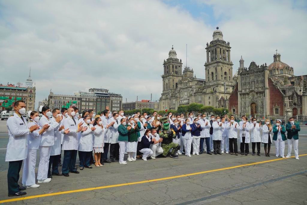 rochamoya_'s tweet photo. Sinaloa siempre presente. 
58 mexicanas y mexicanos trabajadores del sector salud, entre ellos el sinaloense Dr. Alejandro Arredondo, recibieron el más alto reconocimiento en nuestro país, la #CondecoracionMiguelHidalgo, por los servicios ante la pandemia #COVID19. https://t.co/Sq750rJHht