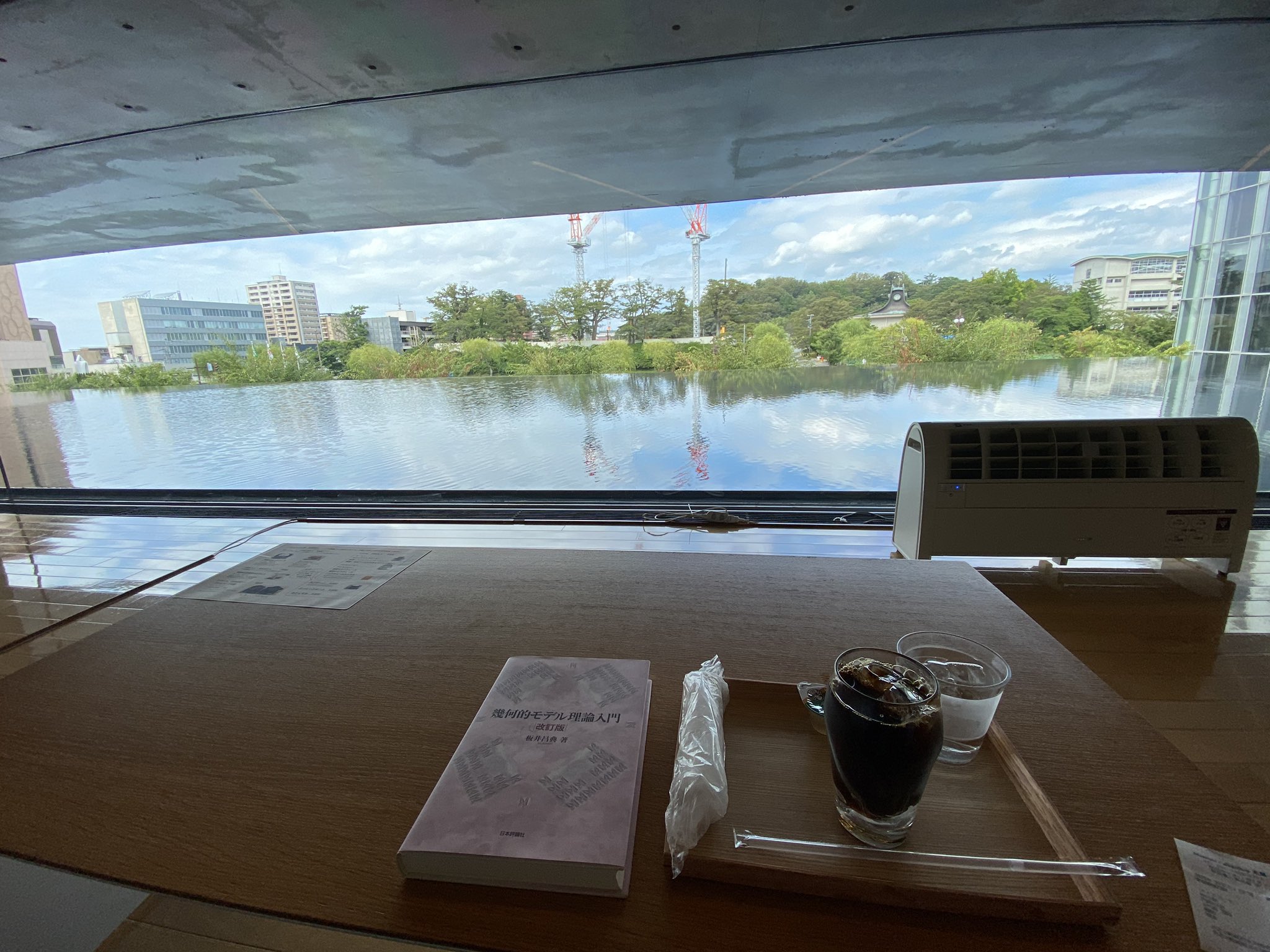 Ryoma Sin Ya 秋田県立美術館のカフェ 眺めいいし美術館内なので落ち着いてるし 平日は結構空いてるので素敵読書タイムとかにオススメです T Co G9epbqwcpq Twitter