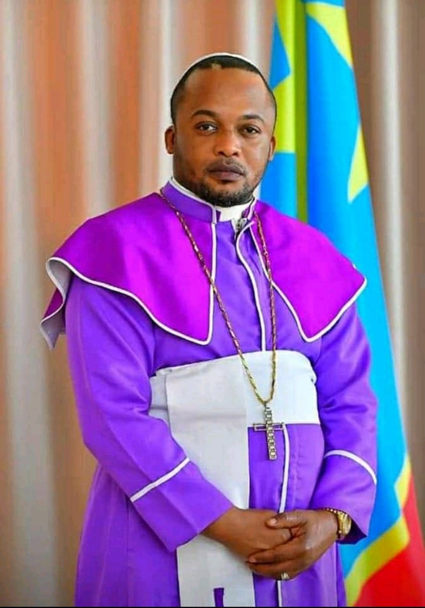 Pourquoi les pasteurs s'habillent-ils désormais comme des évêques catholiques ? 
Voici le prophète Dodo Kamba, devenu récemment Évêque général...
Ce pays a vraiment besoin de moi pour mettre fin à ces conneries. #RDC