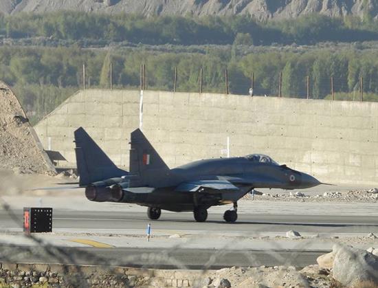 A menacing-looking MiG-29 sits on the tarmac at the Leh airbase waiting and ready to pounce on any Chinese or Pakistani aircraft, be it a drone, helicopter, fighter, bomber or transport which dares to cross into Indian airspace. 
@IAF_MCC #Ladakh #LadakhStandoff #LadakhBorder
