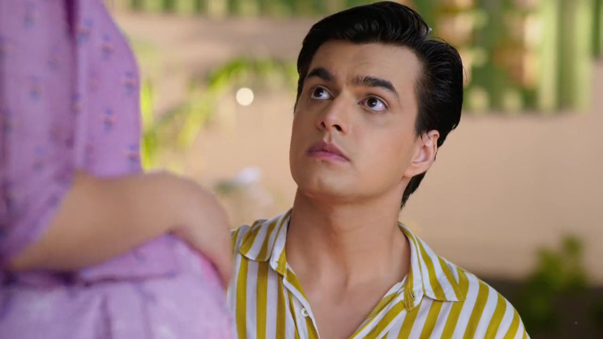 "Pichle saat maine kaise guzre hai teh sirf main hi jaanti hoon tum nahi.. Tum toh hukum chala dete ho bass""Haan tum! Aur mujh bechari ko humesha tumhari baat maanni padti hai" Aww Naira  #Kaira  #KairaArePregnant  #yrkkh