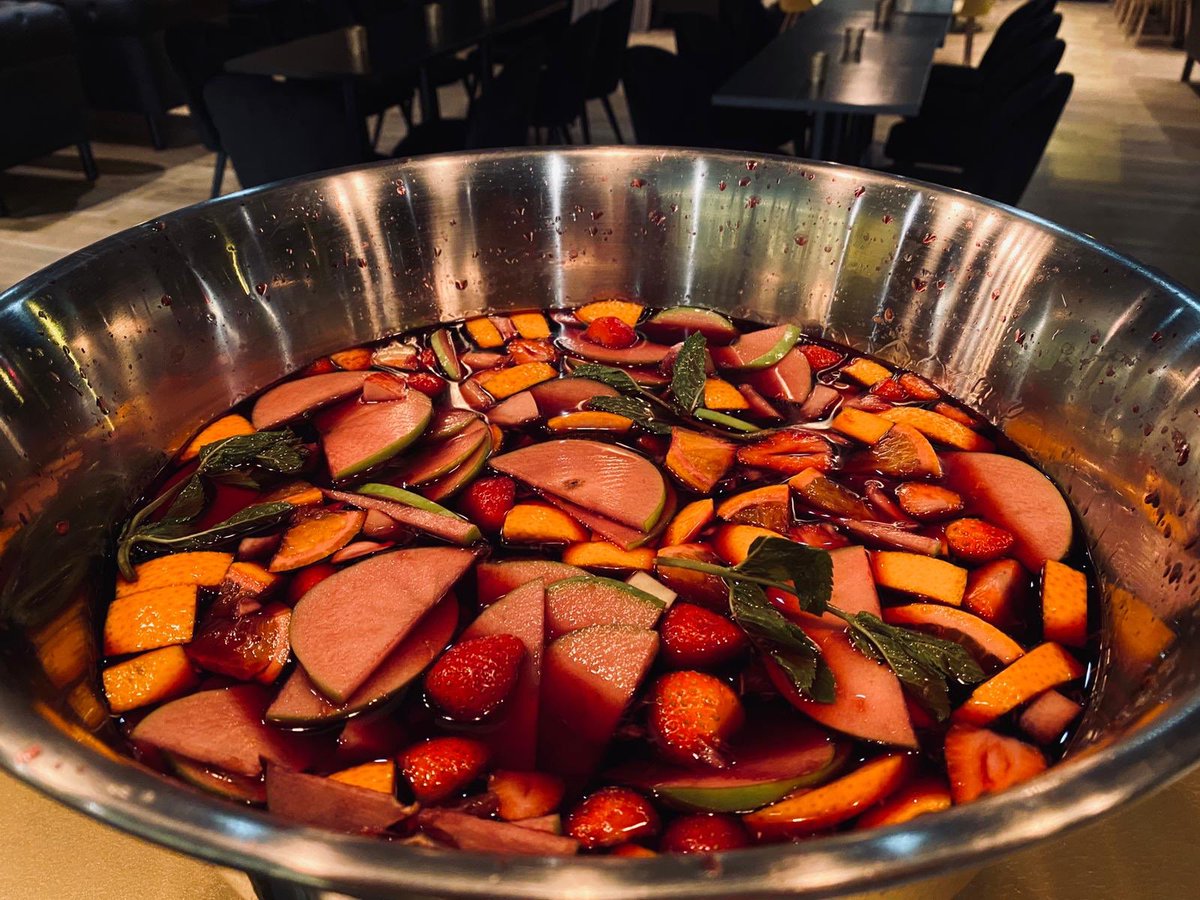 Et si on buvait un peu de #sangria? Nos barmans ont utilisé le vin 🍷 espagnol Sangre de Toro pour cette vase de #sangria préparée spécialement à la commande pour un pot de départ à #Paris13! Et vous, quel vin recommanderez-vous?