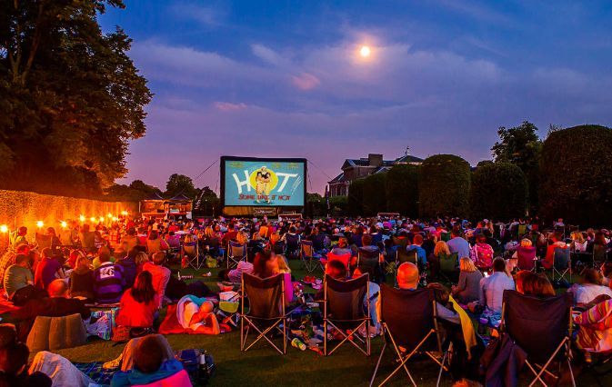 Кино под открытым небом кемерово. Под открытым небом значение. Кинотеатр под открытым небом геленджик. Фильм под открытым небом. Под открытым небом значение.