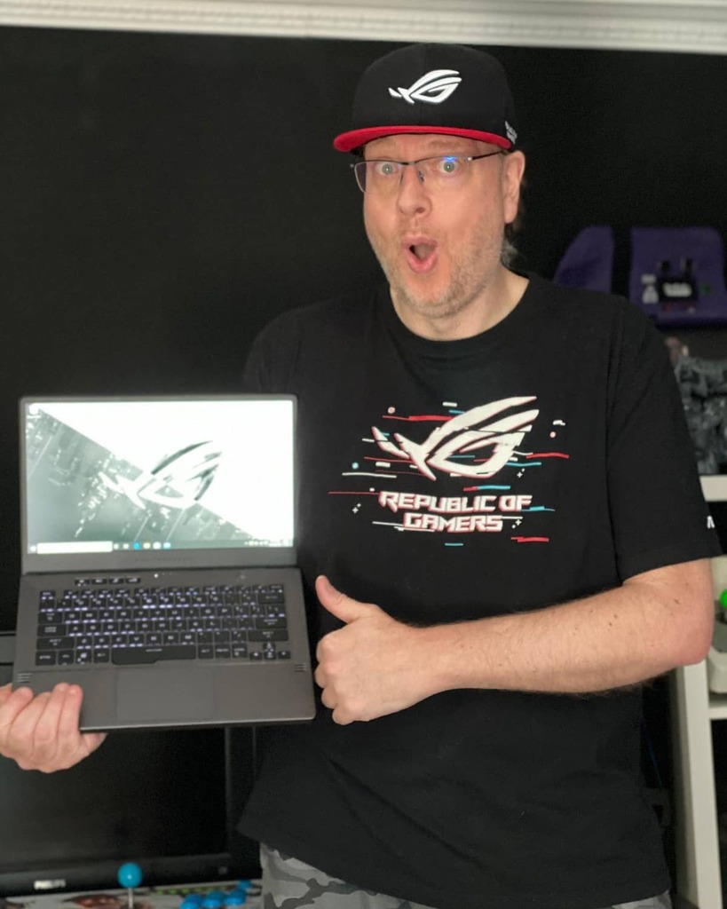 CDibbes's tweet photo. ROG donderdag, we gaan weer spelen wat jullie willen dat ik speel. CHIEF gamed niet alleen op zijn ROG PC maar ook op dit beest de ROG Zephyrus G14 met dikke specs uiteraard want niets is dan het beste voor de CHIEF #rogzephyrus #rog #asus #asusrog #rogstrixscariii #roghero… https://t.co/39zjFOCvcj