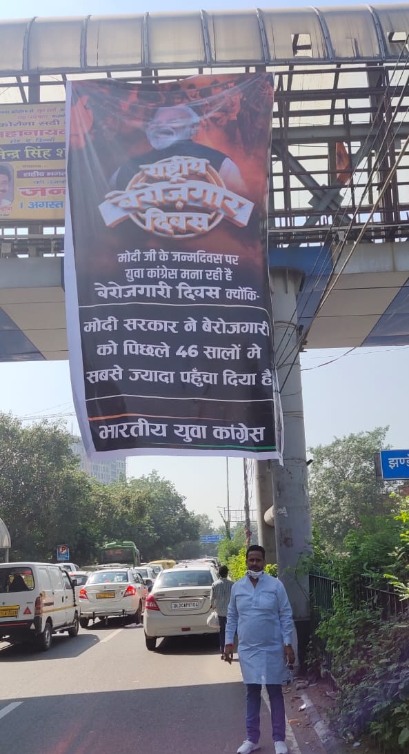 IYC's tweet photo. #राष्ट्रीय_बेरोजगार_दिवस greetings for Modi ji unfurled at Jhandewalan footover bridge, Trinagar footover bridge and Burari flyover by @DelhiPYC office bearers @TejasBhardwaj55, Rahul Dhanak and Prince Rai.

#NationalUnemploymentDay https://t.co/WwBUTBbKKV