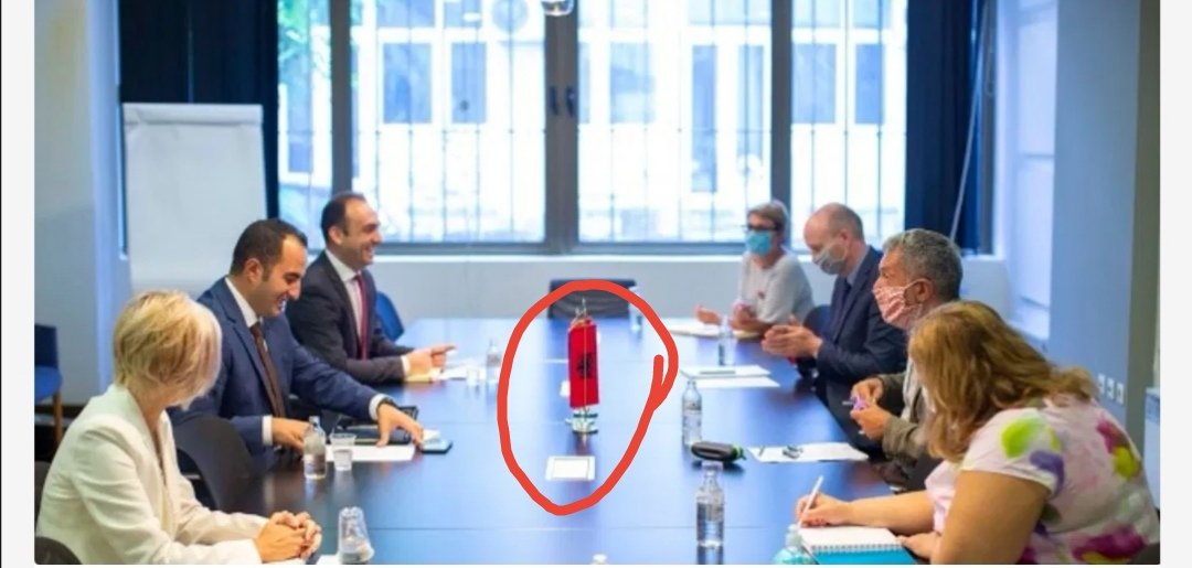 Што бара 🇦🇱 знаме на официјална средба со европски претставници⁉️
Министерот Јетон Шаќири лабаво си ставил знаме на туѓа држава со  шефот на делегацијата на ЕУ. 
Федерализација на дело❗❗