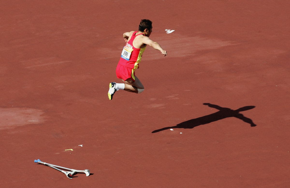 Travelling back to #Athens2004 to celebrate the 16 year anniversary of the Games! 🎂🇬🇷

#ParaAthletics included 17 events for men and 15 events for women. 

<a href="/ParalympicGRE/">HellenicParalympic</a> <a href="/Paralympics/">Paralympic Games</a>