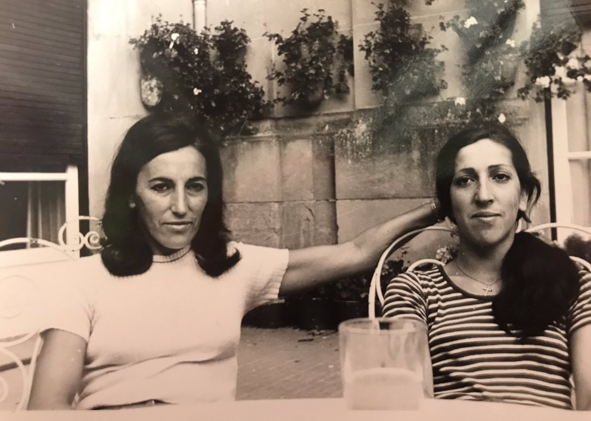 si la vierais con ochenta años los cigarrazos q se fuma y los patxaranes ke se mete...cierra las verbenas de todos los pueblos y no he visto nunca una persona tan viva...siempre me dice q el secreto de estar como ella a su edad no es estar soltera sino vivir sin un hombre al lado