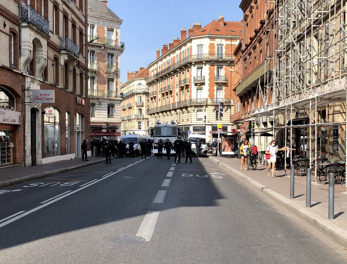 Un gros dispositif de sécurité, avec canon à eau, est installé rue de Metz. Quelques  #giletsjaunes sont au bout de la rue, pas de débordement jusque là. Les syndicats se tiennent sur les boulevards  #Toulouse