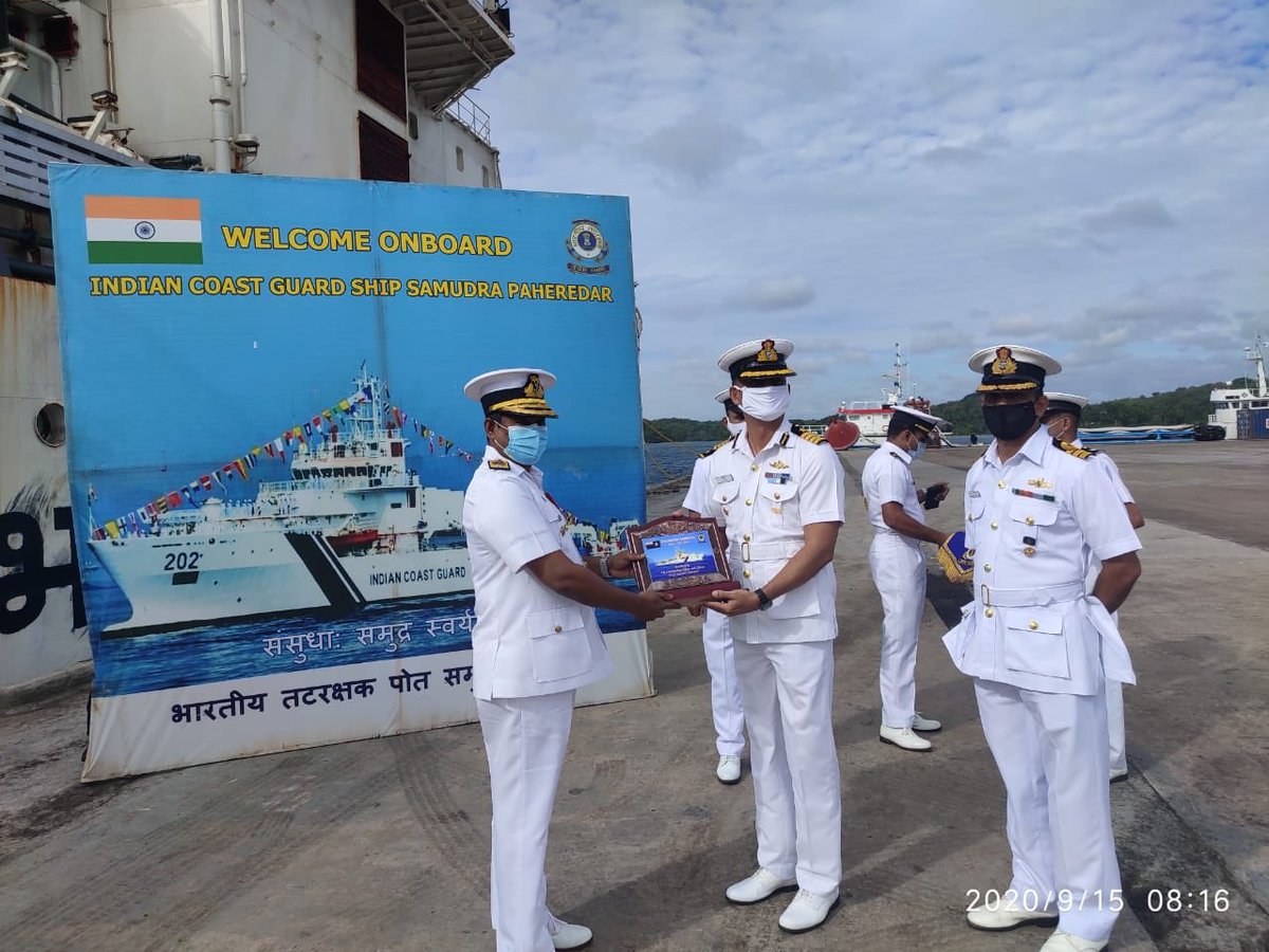 The last of the @IndiaCoastGuard ships Samudra Peheradar (Guardian of the Sea) undertook replenishment at Trincomalee from 14- 15 Sep 20 as part of Op SAGARA AARAKSHA. The ship was seen off by RAdm USR Perera, COMEAST, @srilanka_navy #MTNewDiamond 1/n