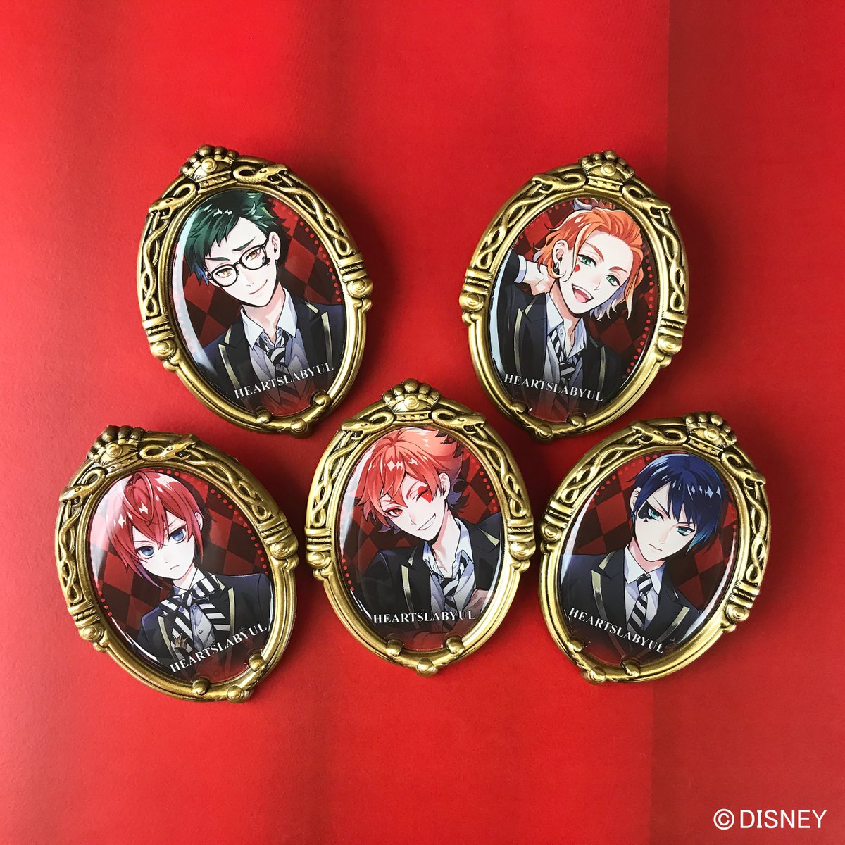 あみあみ Na Twitteru ディズニー ツイステッドワンダーランド トレーディングブローチ Vol 1 2 2 立体感のあるイラスト をフレームで囲ったカメオ風デザインです 光沢があり気品漂うアンティークな雰囲気 Vol 2 3 も販売中です T Co Gui0kzam77