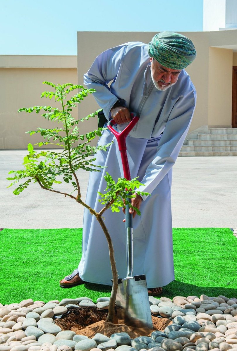 "يداك اخضرارٌ زانَ في الأرضِ غرسُها 
  وروحك غيثٌ - حيثما كنت - هتَّانُ"
#هيثم_بن_طارق
أدامك الله ذخراً وفخراً لأرض #عمان