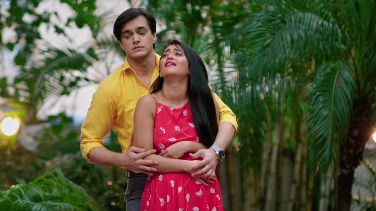 She was dancing and when he stopped her she got so irritated and started crying aww  @momo_mohsin  @shivangijoshi10  #Kaira  #KairaArePregnant  #yrkkh
