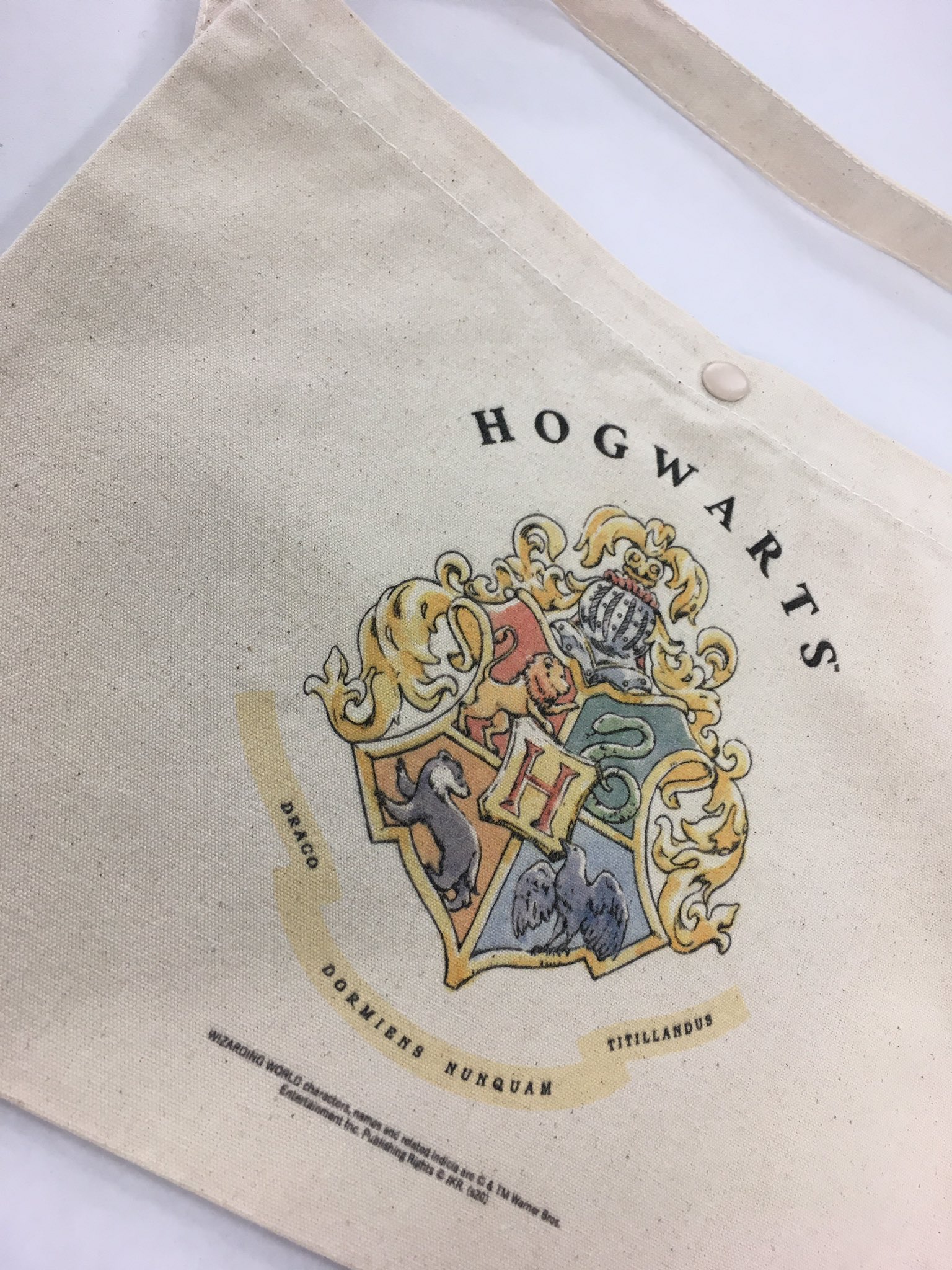 ウィザーディング ワールド ベストグッズコレクション またまた新商品のお知らせ ついにサコッシュが発売決定ですー 人気の 手書き風イラストを使っていてかわいい 19日より東京駅と京都どちらでも発売となります 税抜き00円 ウィザコレ東京駅