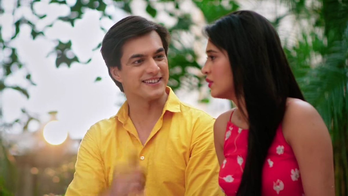 "Mujhe pata hai aapko dance karne ka bohot mann karraha hoga.. par baithe baithe bhi toh kiya jaa sakta hai! Main batata hoon kaise.. aise.." Yaar  @momo_mohsin  @shivangijoshi10  #Kaira  #KairaArePregnant  #yrkkh