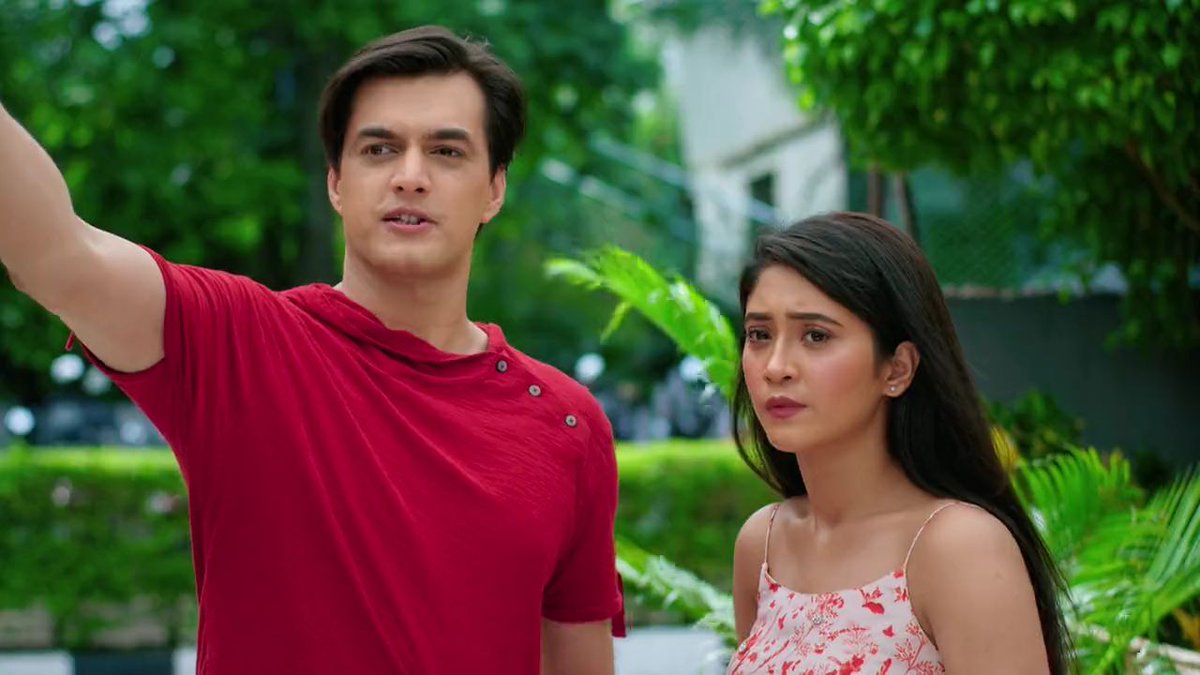 "Dr ne kaha din mein 2 baar walk karna ek baar subah ek baar shaam toh issilye bahar..""Pata tha mujhe! Issliye saare gaadiyan hata fiye parking se. Aab tum yahi par walk karogi!"   @momo_mohsin  @shivangijoshi10  #Kaira  #KairaArePregnant  #yrkkh