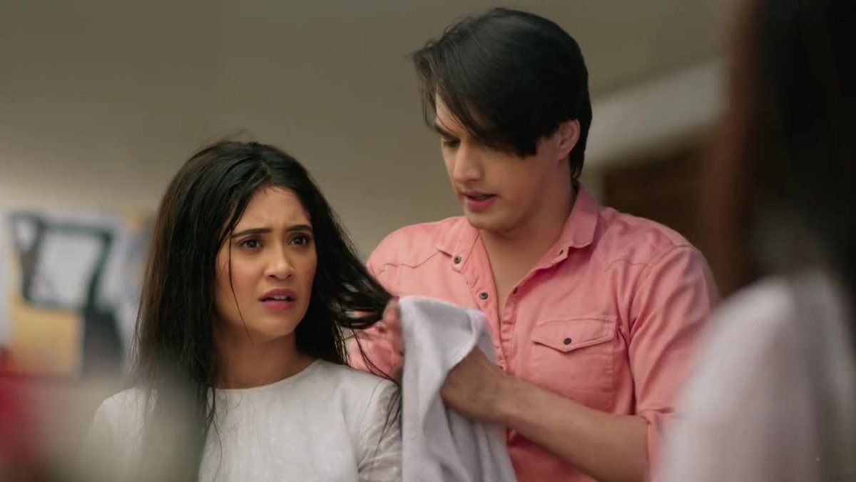 "Jaan? Galat samajh rahi ho tum. Yeh baal geele hai na.. zukhaam ho jaayega na jaan. Kya karti ho!""Hein?!"  @momo_mohsin  @shivangijoshi10  #Kaira  #KairaArePregnant  #yrkkh