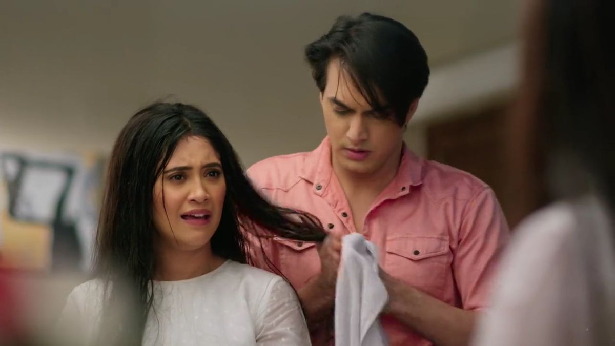 "Jaan? Galat samajh rahi ho tum. Yeh baal geele hai na.. zukhaam ho jaayega na jaan. Kya karti ho!""Hein?!"  @momo_mohsin  @shivangijoshi10  #Kaira  #KairaArePregnant  #yrkkh