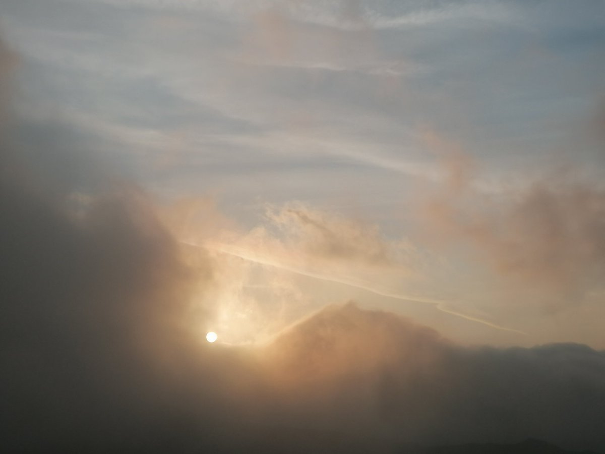 Run_Rabbit88's tweet photo. Took two friends onto the Eastern Fells on Tuesday night, the views didn't disappoint. #Cumbria #LakeDistrict #CumbriaWeather https://t.co/gvExcxuJnt