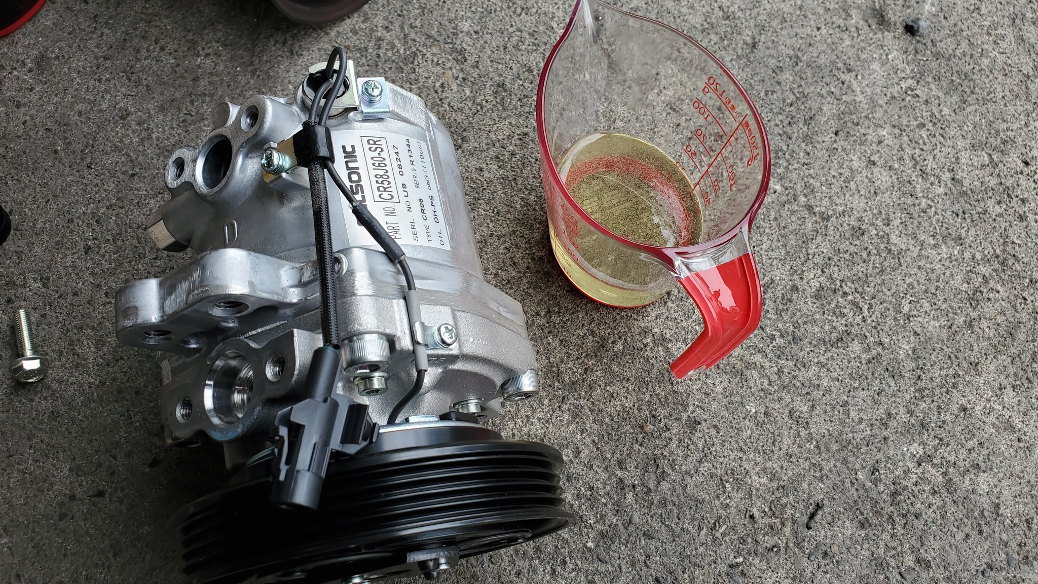 ガレドリ改 マグネットクラッチ焼き付きでコンプレッサーから白煙あげながら登場した車 燃えてるのかと思った 笑 外したらコンプレッサーオイルは真っ黒 鉄粉 これはコンプレッサーだけだと まだエアコン修理多いな T T T Co