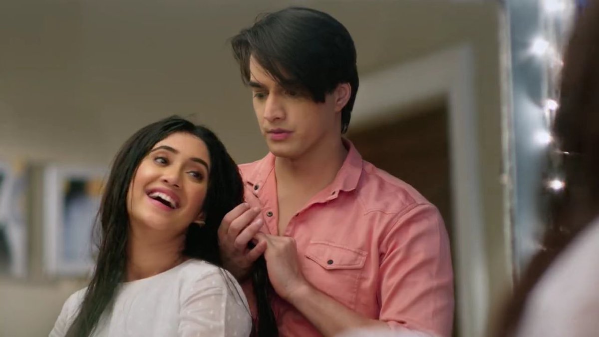 Ayee she thought of romance but bande ki dimaag mein toh kuch aur hi tha  @momo_mohsin  @shivangijoshi10  #Kaira  #KairaArePregnant  #yrkkh