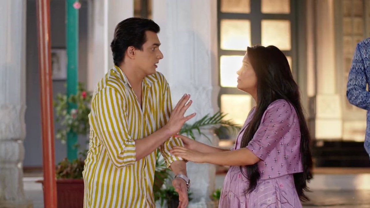 Bande ne bhav lena shuru nahi kiya ki bandi chad gayi "jaana hai jaana hai jaana hai" lmaooo  @momo_mohsin  @shivangijoshi10  #Kaira  #KairaArePregnant  #yrkkh