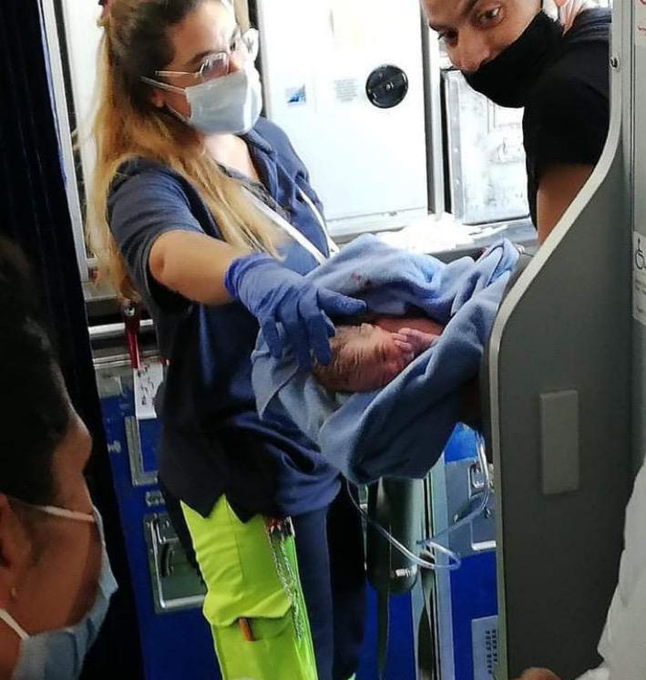 Bayi yang lahir di pesawat