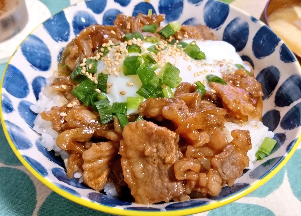 Twitter 上的 ツキウタ 公式 カルビ丼 醤油 みりん 酒 焼肉のたれ おろしにんにく おろししょうがを混ぜたものに肉を漬けておく 30分 長く漬ければ漬けるほどうまい 炒めて完成 トッピング 温泉卵 ネギ 白ごま 画像は薄切りした玉ねぎを