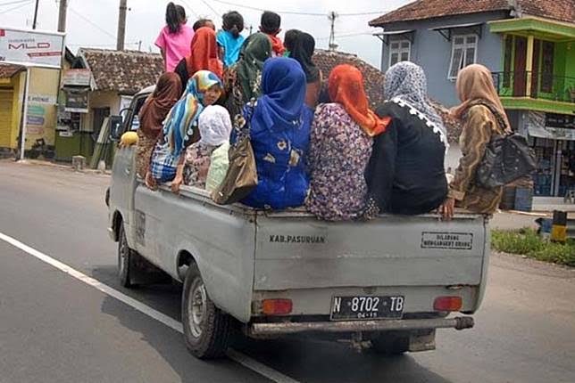 Aku lama tinggal di Jakarta jadi nggak pernah liat dan naik truk. Tapi, pas lebaran pulang ke kampung aku ngerasain naik truk bareng keluarga besar buat ziarah. Berpikir bahwa ibu-ibu kampung berpergian dengan truk = diibaratkan sapi itu aneh dan overanalyze