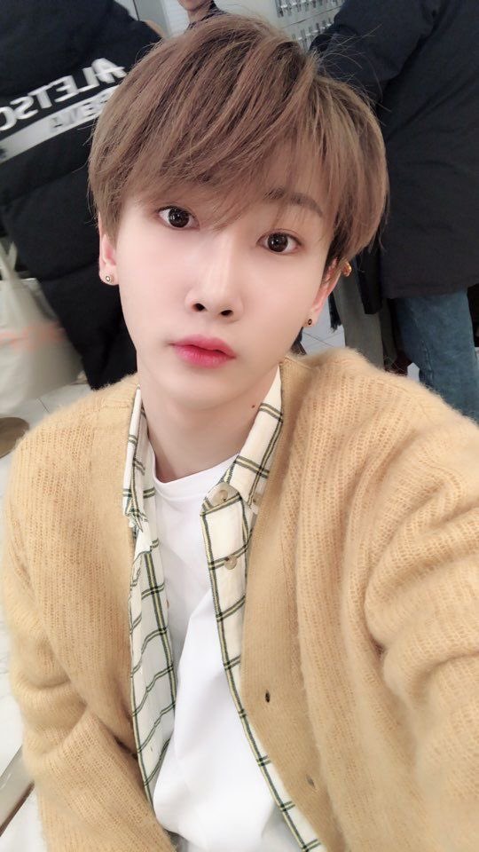 —> Day 16 [200916]He looks so cute in this sweater Also, Verivery is having their first online fanmeet but you have to PAY Welp, I still hope they have fun on Sunday and get to interact with verrers 