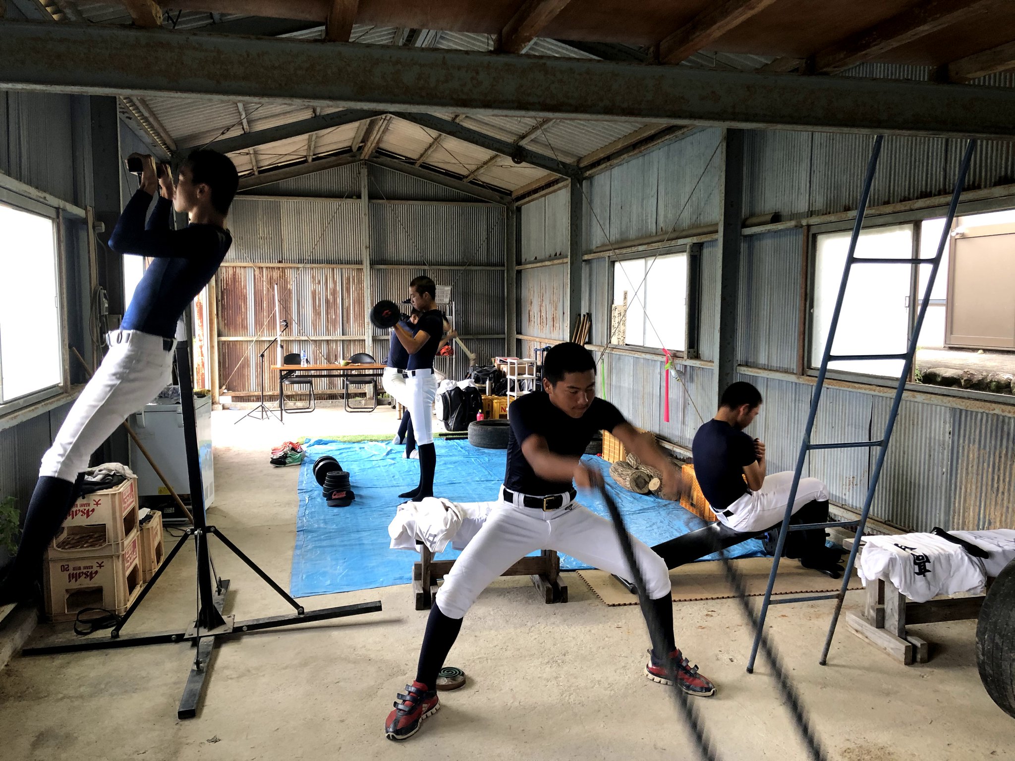 神村学園高等部 伊賀 男子野球 熱意と工夫 雨天時の練習は 寮に隣接している室内練習場とトレーニング室で練習しています とは言っても もともとは農機具庫 教員 選手で整備している段階です すべてを一から