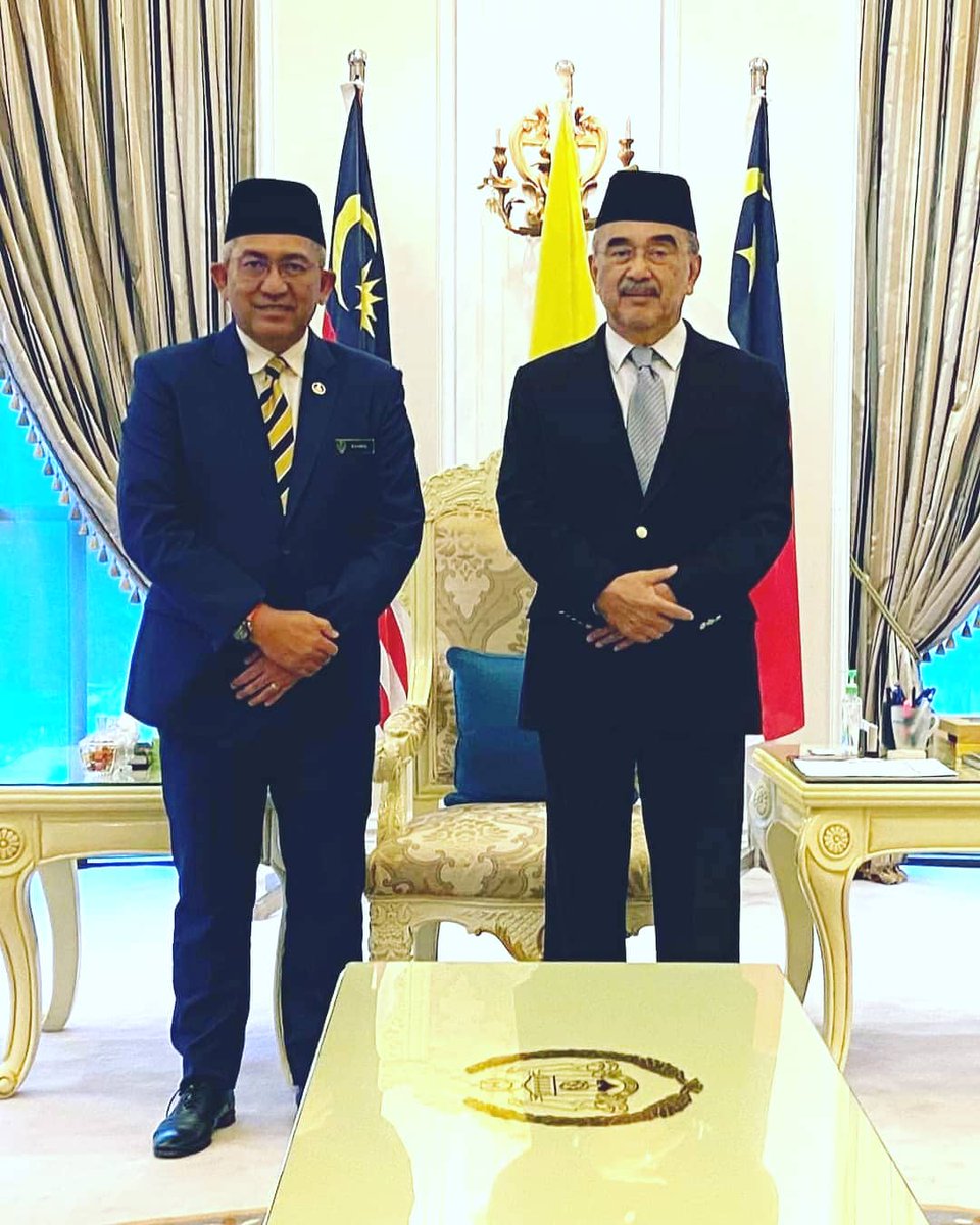 ci2cdperak's tweet photo. 17/9/20 | 11.00AM | Pejabat TYT YDP Melaka
Kunjungan hormat YB Dato' Pengerusi kepada TYT Tun Dato' Sri Utama Dr Haji Ali bin Rustam, Yang di-Pertua Negeri Melaka. #ConnectingPotential
#staysafe #ci2cdperak #MengimbangiEkonomidanKesihatan #pkpp #pejaofperak #DSY #perak #newnormal https://t.co/mxrZG0fFci