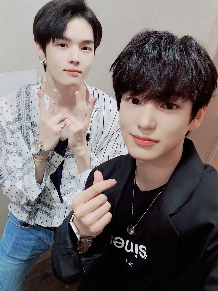 VICTON1109's tweet photo. [#빅톤]
오늘 밤 6시 20분에 세주니와 차니가
출연한 복면가왕이 #MBC 에서
방송됩니다!👏
과연 세준이와 찬이는 복면가왕
맞추기에 성공했을지!🎭
방송을 통해 확인해 주세요💙💛

#VICTON #임세준 #허찬
#복면가왕 https://t.co/YtQ1zsLjVc