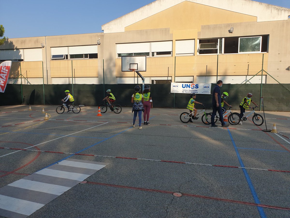 Unss_Nice's tweet photo. #lasemaineduvelo continue avec l'@unss et @Prevention_MAIF au college de la Chênaie à @MouansSartoux @gr_nathalie @UnssVar83 @UNSS06 @AcademieNice, conseils et découverte pour les élèves https://t.co/443P69j5HP