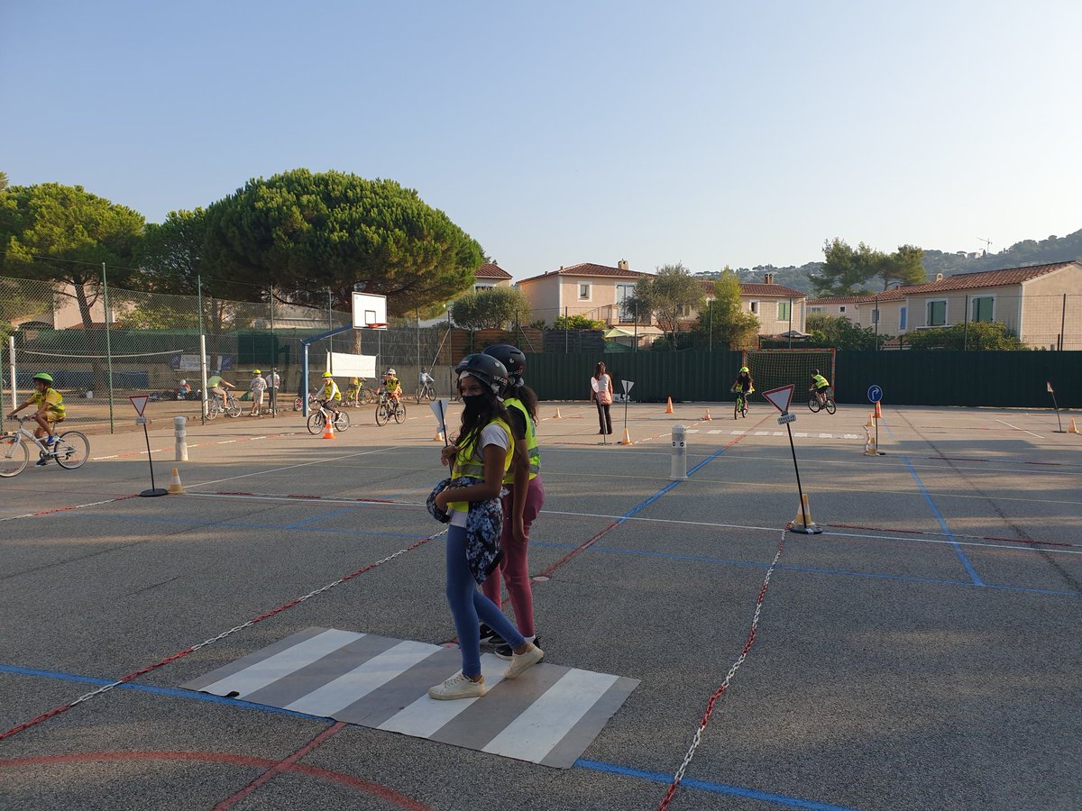 #lasemaineduvelo continue avec l'<a href="/unss/">UNSS_National</a> et @Prevention_MAIF au college de la Chênaie à @MouansSartoux <a href="/gr_nathalie/">grand nathalie</a> <a href="/UnssVar83/">UNSS Var 83</a> <a href="/UNSS06/">TEAM UNSS 06</a> <a href="/AcademieNice/">Académie de Nice</a>, conseils et découverte pour les élèves