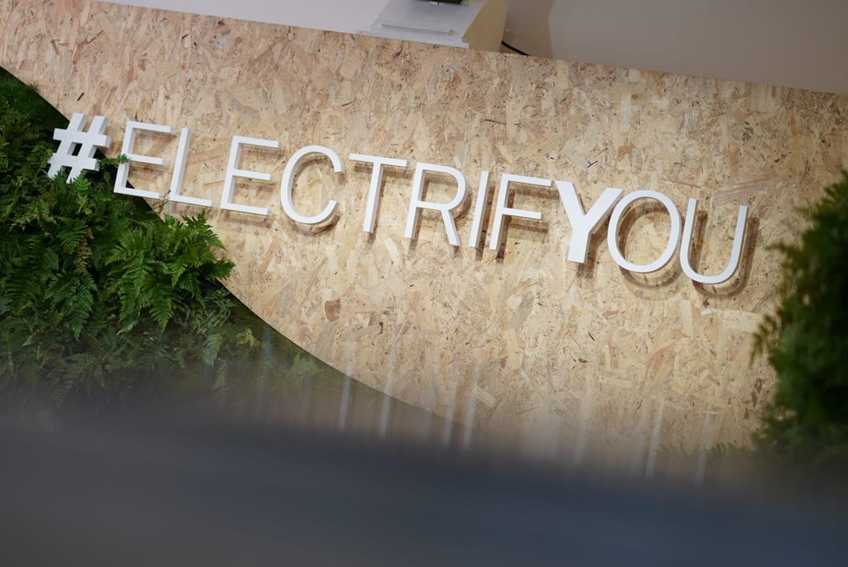 vincentsalimon's tweet photo. 🤝Notre grand dialogue autour de la mobilité durable #ElectrifYou débute, et vous pouvez vous aussi y participer à travers notre live et en nous envoyant vos questions au lien ci-dessous. 👇

https://t.co/BbxGHNE6tg https://t.co/lBCzGirpCD
