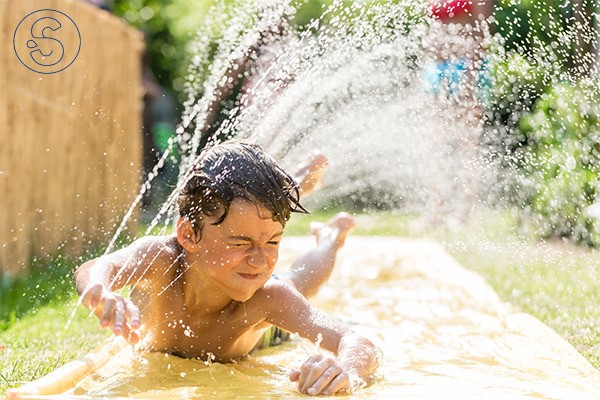 ☀¡El verano continúa! 
Disfrútalo, sí, pero siempre protegiendo tu piel ⚠
💡¿Sabías que el agua dura puede causar irritación de la piel?
El #descalcificadorConCO2 puede aliviar e incluso hacer desaparecer este tipo de preocupaciones cotidianas 
#SoluCalc #fontaneria #Ecología