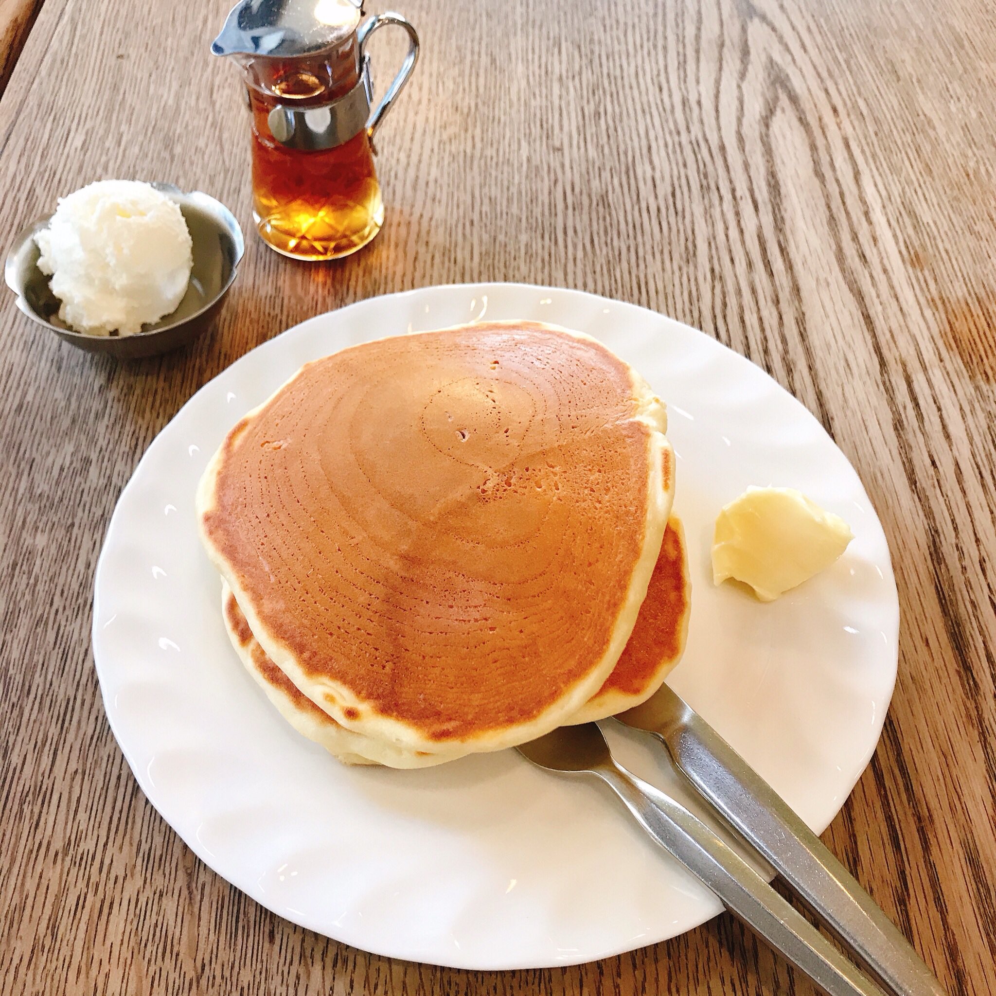 ナガサワケンタ 珈琲専門店 トミィ 錦糸町の喫茶店トミィ ホットケーキが過去食べた中で1番好きなやつだった オーセンティックで 表面カリっ 中がフワッフワのホットケーキで 生クリーム付きを頼んだんだけど 生クリームもホットケーキを際立たせる