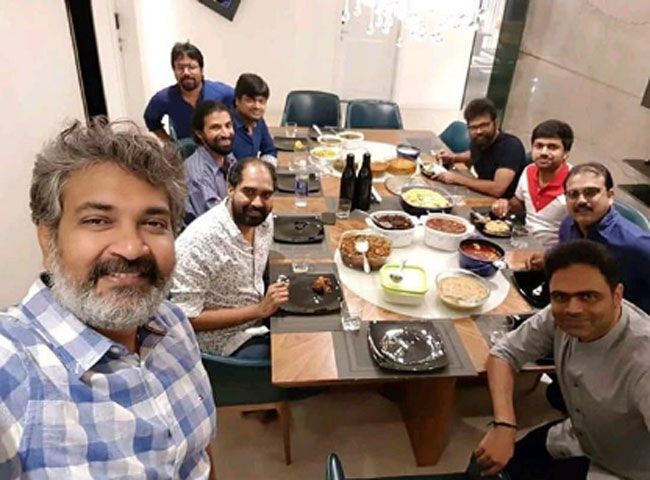 Ragalahari's tweet photo. And it's a lunch meet of 'The Captain of the ships' 👌🥰
@ssrajamouli @harish2you @DirKrish @AnilRavipudi @sivakoratala @imvangasandeep
#DirectorsMeet #Lunch #SSRajamouli #HarishShankar #Ragalahari https://t.co/IsF0Iyyhr4