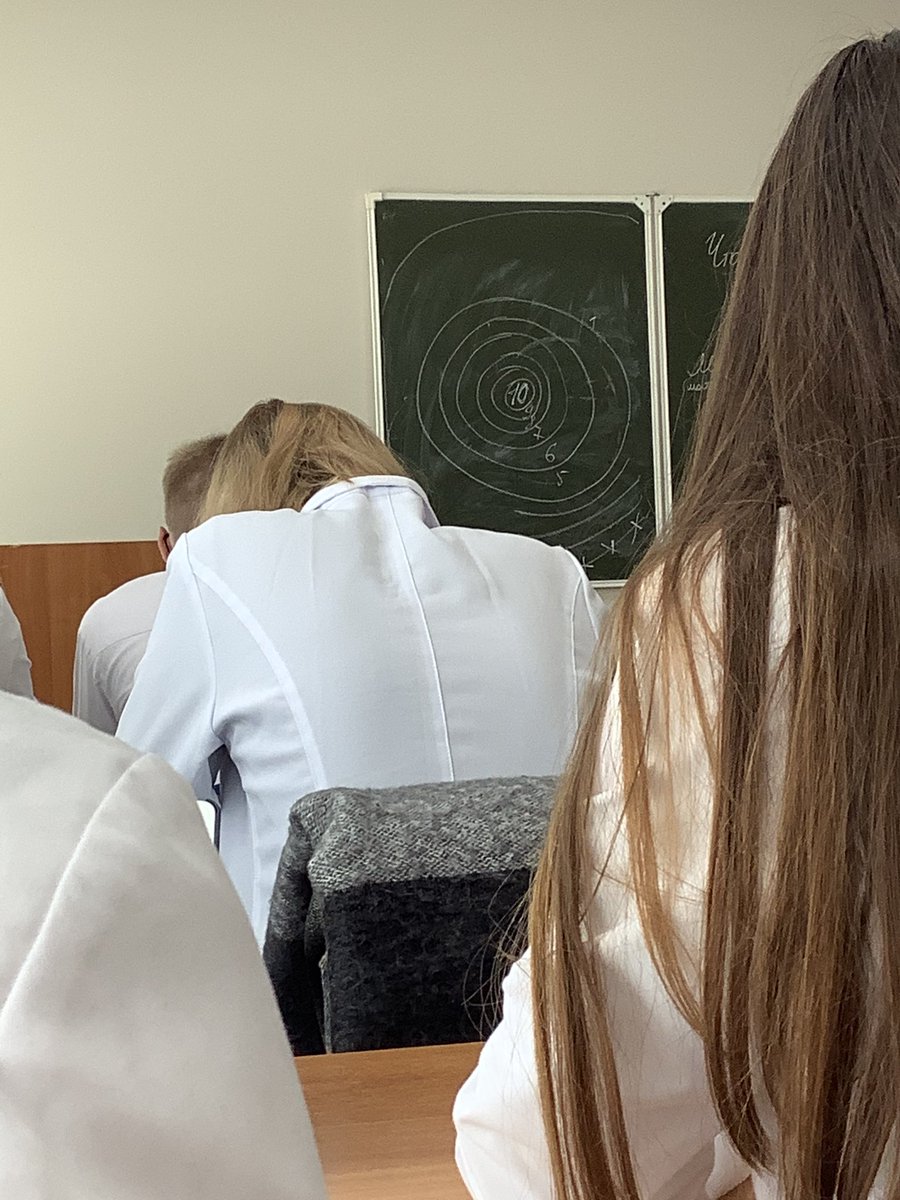 Ckatttttt's tweet photo. Абсурд в предмета философия не в самом предмете, а в преподавателях, которые ведут данный предмет.
Чтобы вы понимали, на нашей доске нарисована мишень. https://t.co/A8Ew7OeGIC