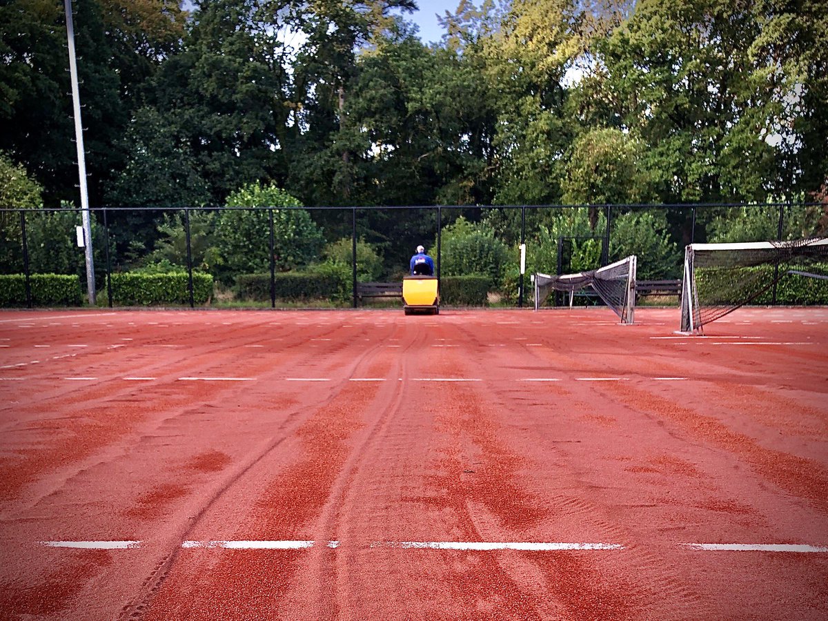 tvbergendal's tweet image. Vandaag groot onderhoud smashcourt banen tot 11:00 uur. #yearlyroutine #groundsmanatwork #businessasusual Thanks firma #DePeinder