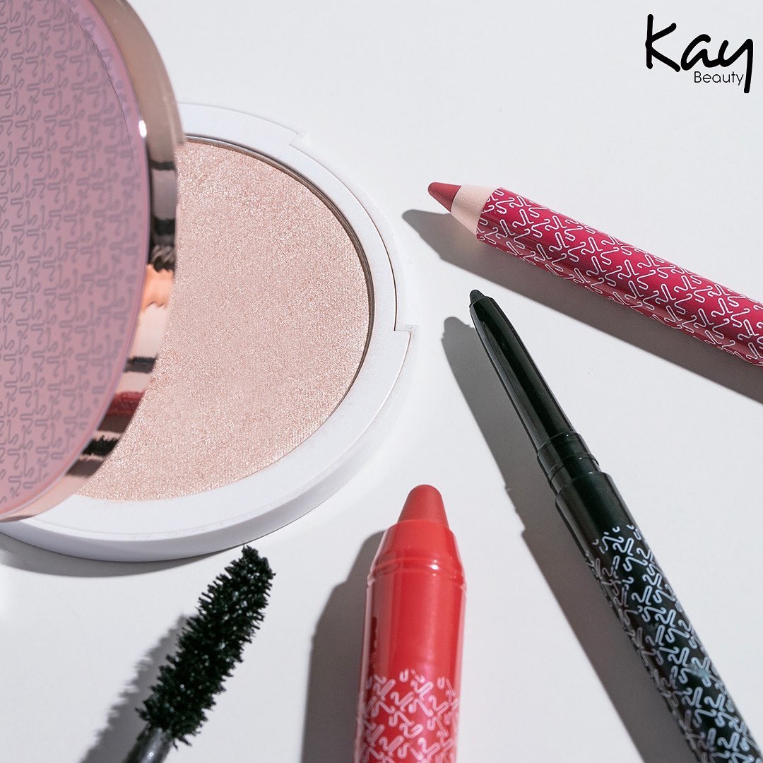 katrin_kay's tweet photo. If subtle elegance is your everyday look , we got you! β¨β£οΈ
Do you spot your fave product in the frame?
// Exclusively available at https://t.co/cIzPKe7hnw // Tap to shop ππ»
#KayBeauty #KayByKatrina #VanityEssentials #MakeupThatKares
#katrinakaif https://t.co/KbQ567unMN