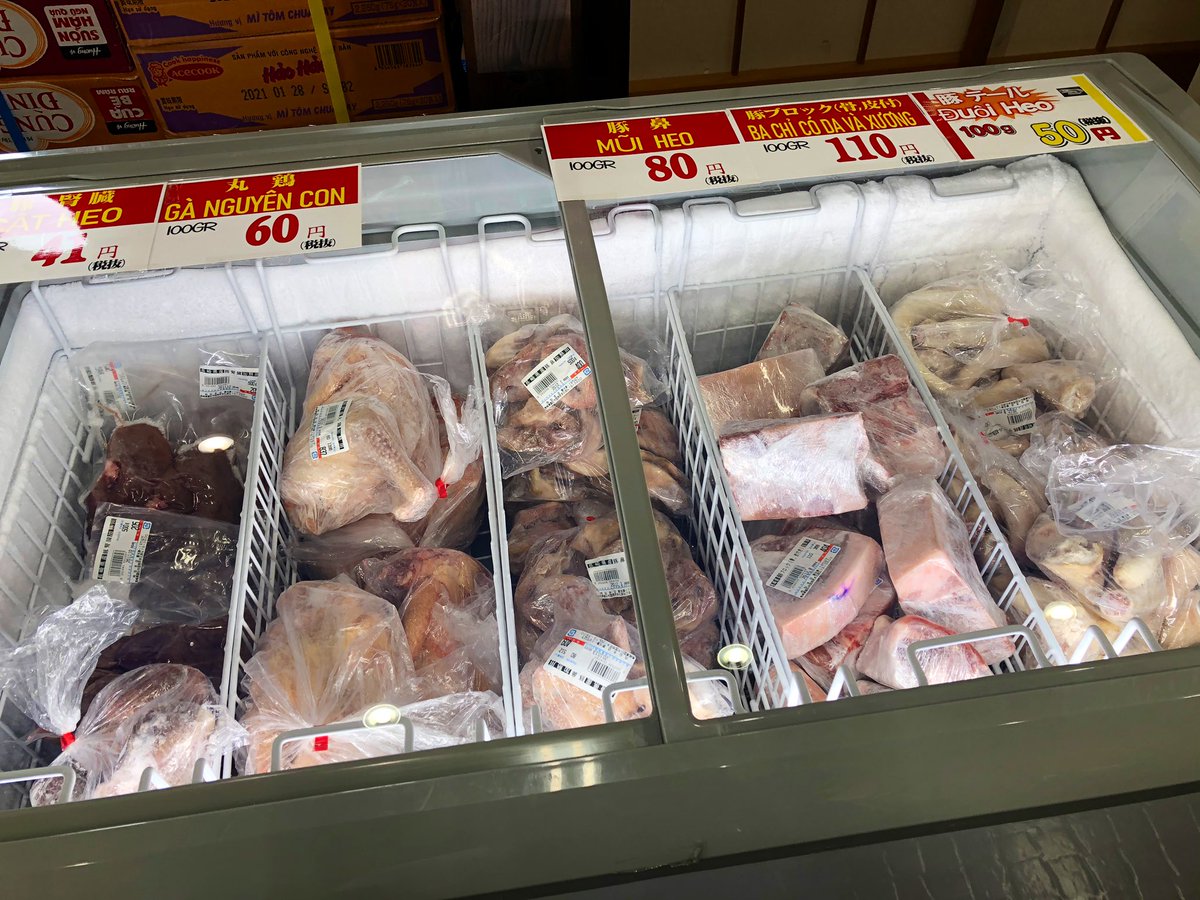 nbc_radio's tweet photo. 今日のテーマおつまみといえば？
私はおつまみといえば肉‼️という事で雲仙市国見町の肉仙本店からお伝えしました✨
本社前には肉の自動販売機‼️
直販所の一角にはベトナム語で書かれたPOPがあり豚の鼻や腎臓などのお肉が販売してあるベトナム人技能実習生に向けたコーナーがあります‼️
#なうNBCラジオ https://t.co/E5UnTUlFQs
