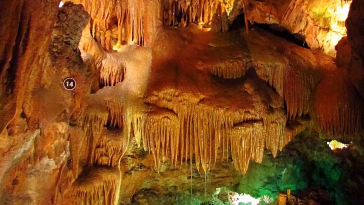 Portugalvideos's tweet photo. Grutas de Mira de Aire  uma das 7 Maravilhas Naturais de Portugal. 
Veja mais em nosso vídeo:
🎥https://t.co/2KAQK9TnvY

#MaisPortugal #Portugal #grutasdemiraaire https://t.co/4LXJpvcyIW