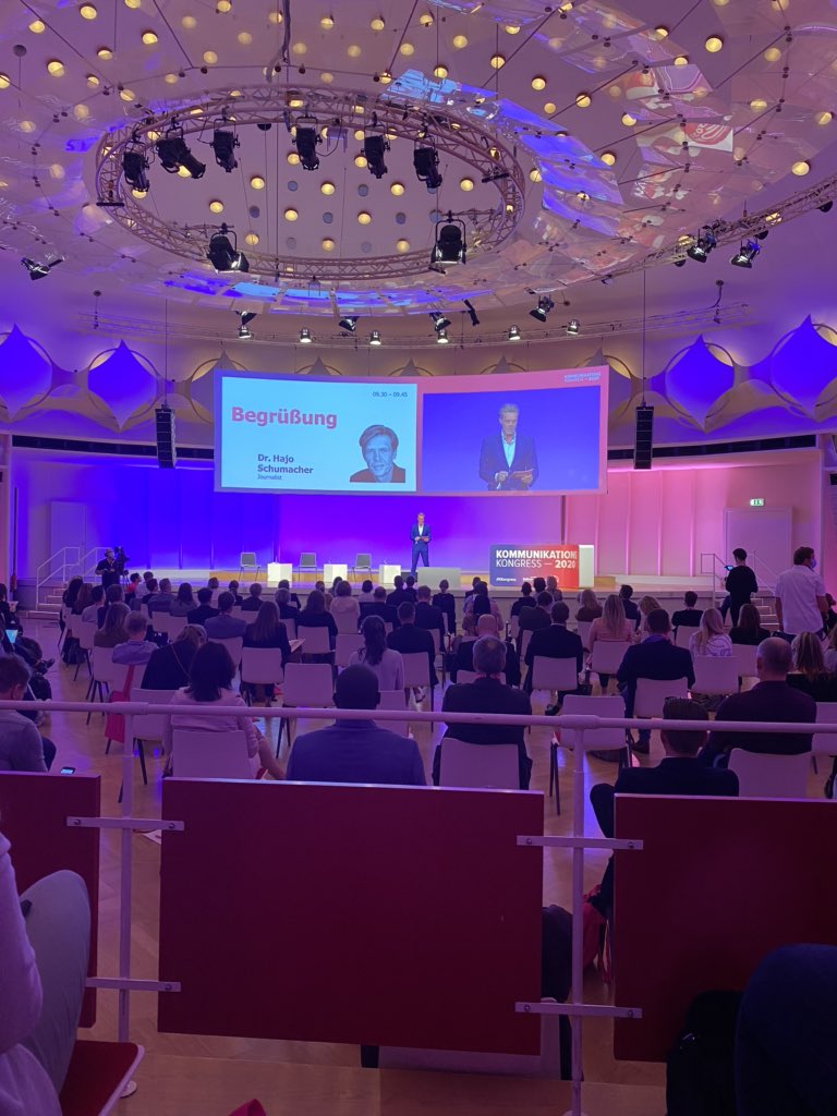 derBasil's tweet image. „Hybrid ist das neue sexy!“ @hajoschumacher eröffnet den Kommunikationskongress. Let’s go! #kkongress