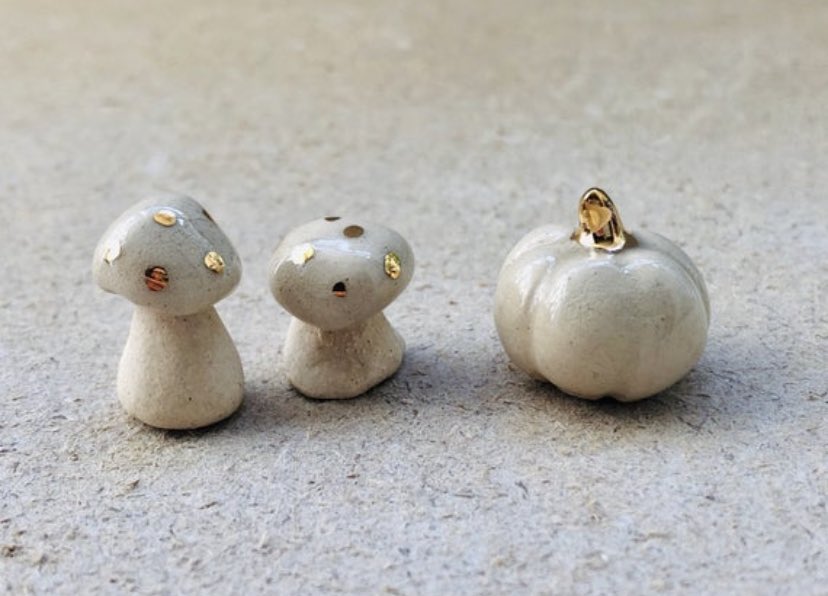 WeAreMudWater's tweet photo. “I’d say the first thing you need is … a pumpkin.” “Bibbidi-bobbidi-boo!” With a gold lustre tiny pumpkin, we are sure to go to the ball!! #cinderella #cinderellapumpkin #goldpumpkins #harvestfestival  #halloween #pumpkin #thanksgiving #moonfestival  #cambridge https://t.co/8BKXeGUdy1