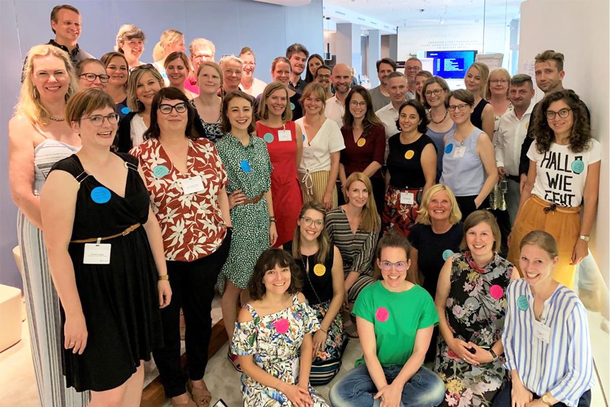MicrosoftDE's tweet photo. In unserer neuen Serie stellt euch @ahoi_matrosin Menschen vor, die KI positiv gestalten.
Heute: Die Initiative @Z_Narrative, die Chancen zeigt und Verständnis schaffen will.
Wenn ihr euch und euer Projekt vorstellen möchtet, dann meldet euch bei uns!
https://t.co/nZgIGSO8uC https://t.co/LIDF6hlgfA